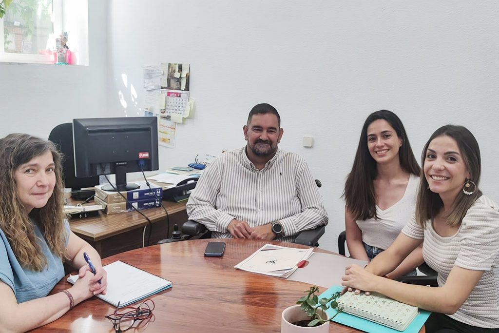 Ayuntamiento y asociación APATI establecen lazos para fomentar el desarrollo infantil